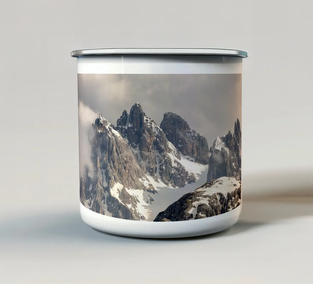 Alpi dolomitiche con la neve tazza in smalto da karijn_landscapes