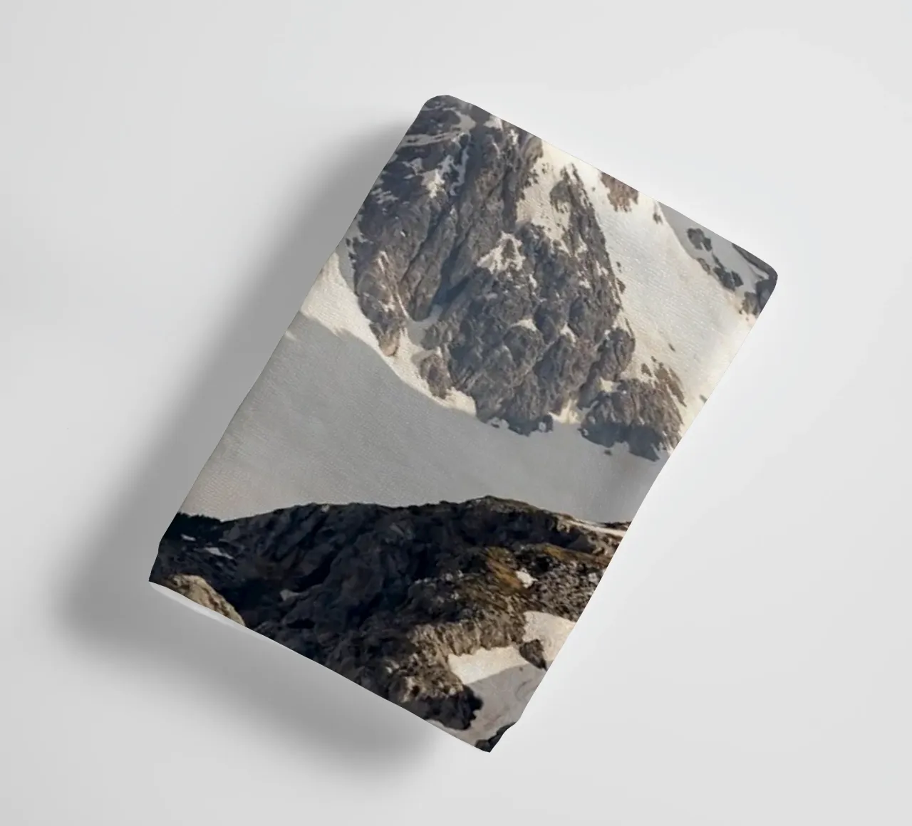 Alpi dolomitiche con la neve asciugamano da bagno da karijn_landscapes