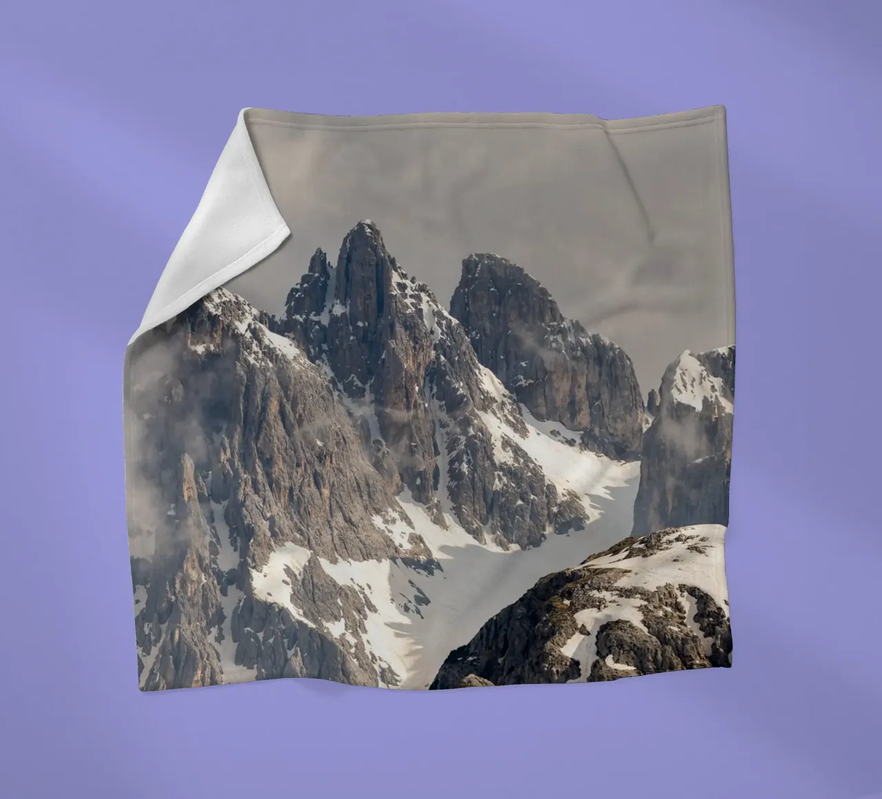 Alpi dolomitiche con la neve coperta in pile da karijn_landscapes