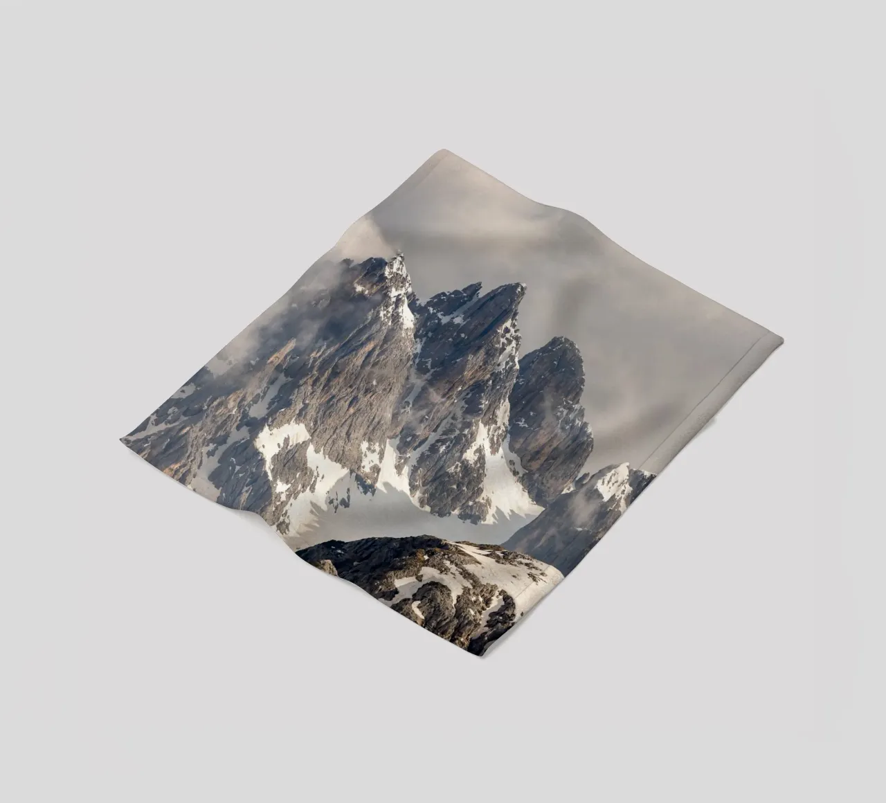 Alpi dolomitiche con la neve coperta in pile da karijn_landscapes
