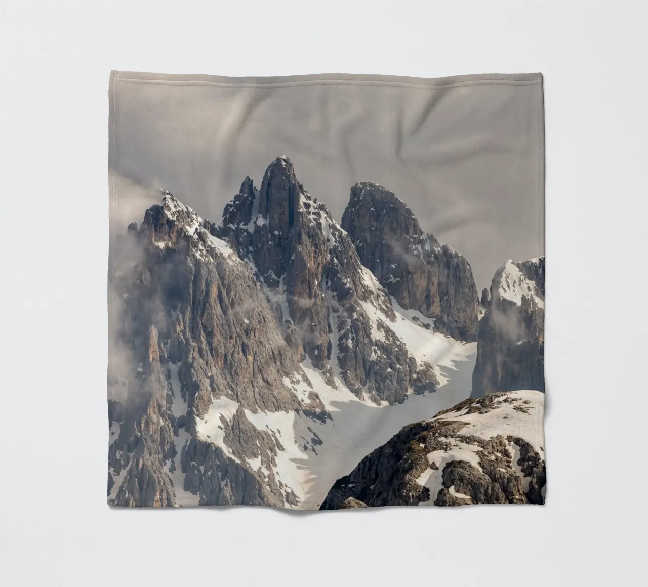 Alpi dolomitiche con la neve coperta in pile da karijn_landscapes