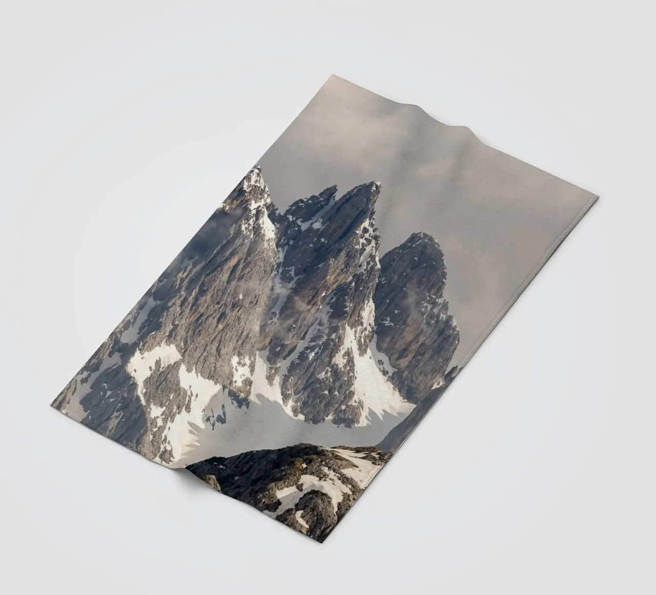 Alpi dolomitiche con la neve coperta in pile da karijn_landscapes