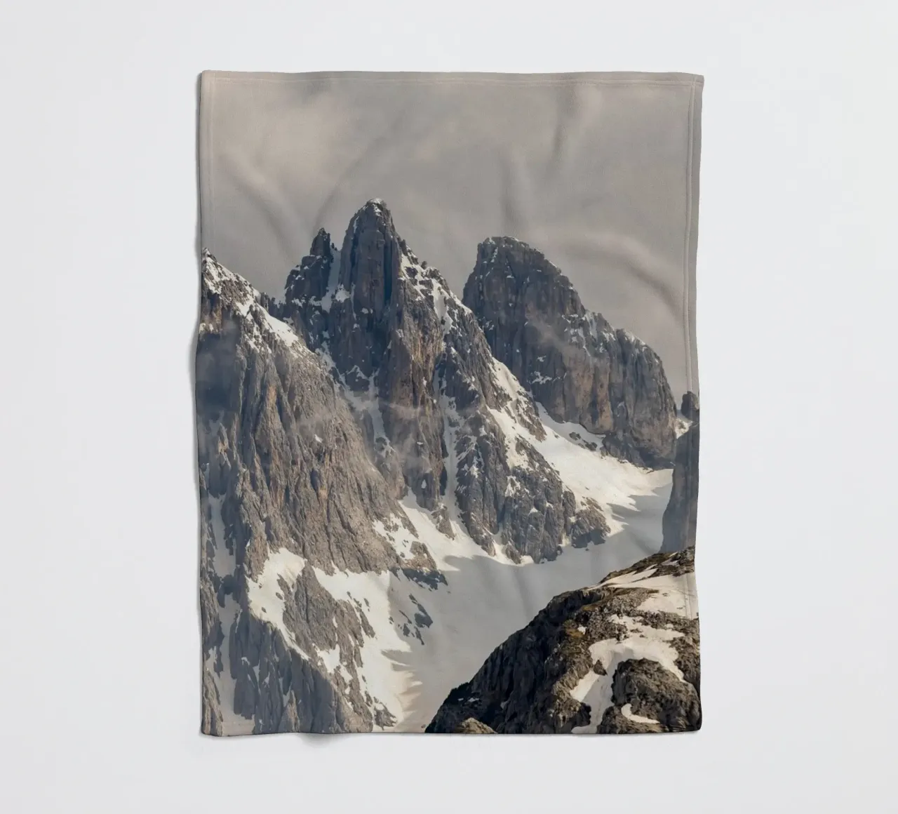 Alpi dolomitiche con la neve coperta in pile da karijn_landscapes