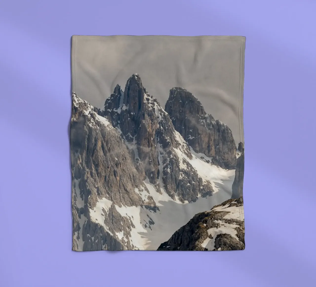 Alpi dolomitiche con la neve coperta in pile da karijn_landscapes