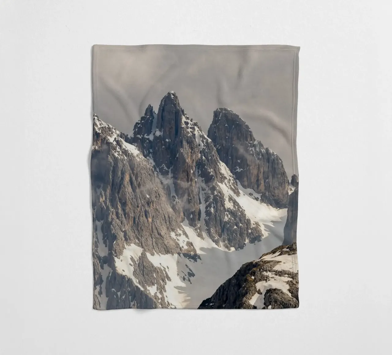 Alpi dolomitiche con la neve coperta in pile da karijn_landscapes