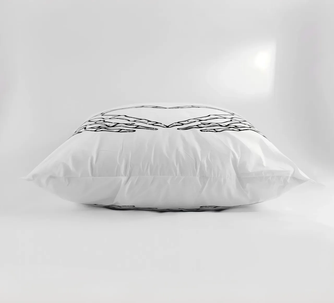 skeletal hands forms a heart cuscino da edsonramosart