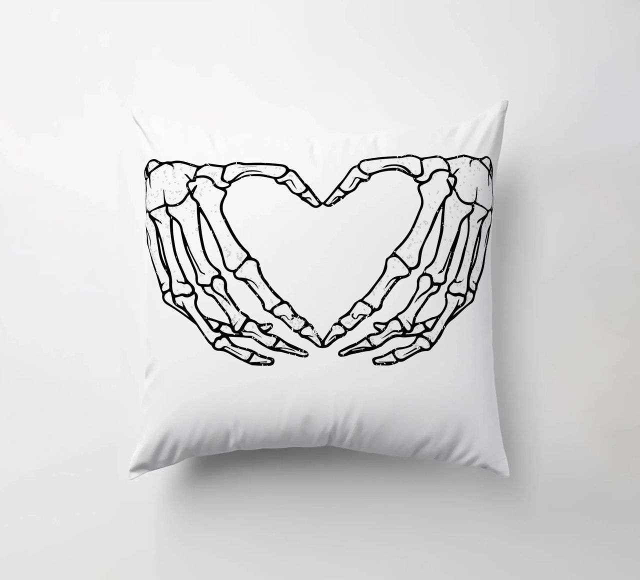 skeletal hands forms a heart cuscino da edsonramosart