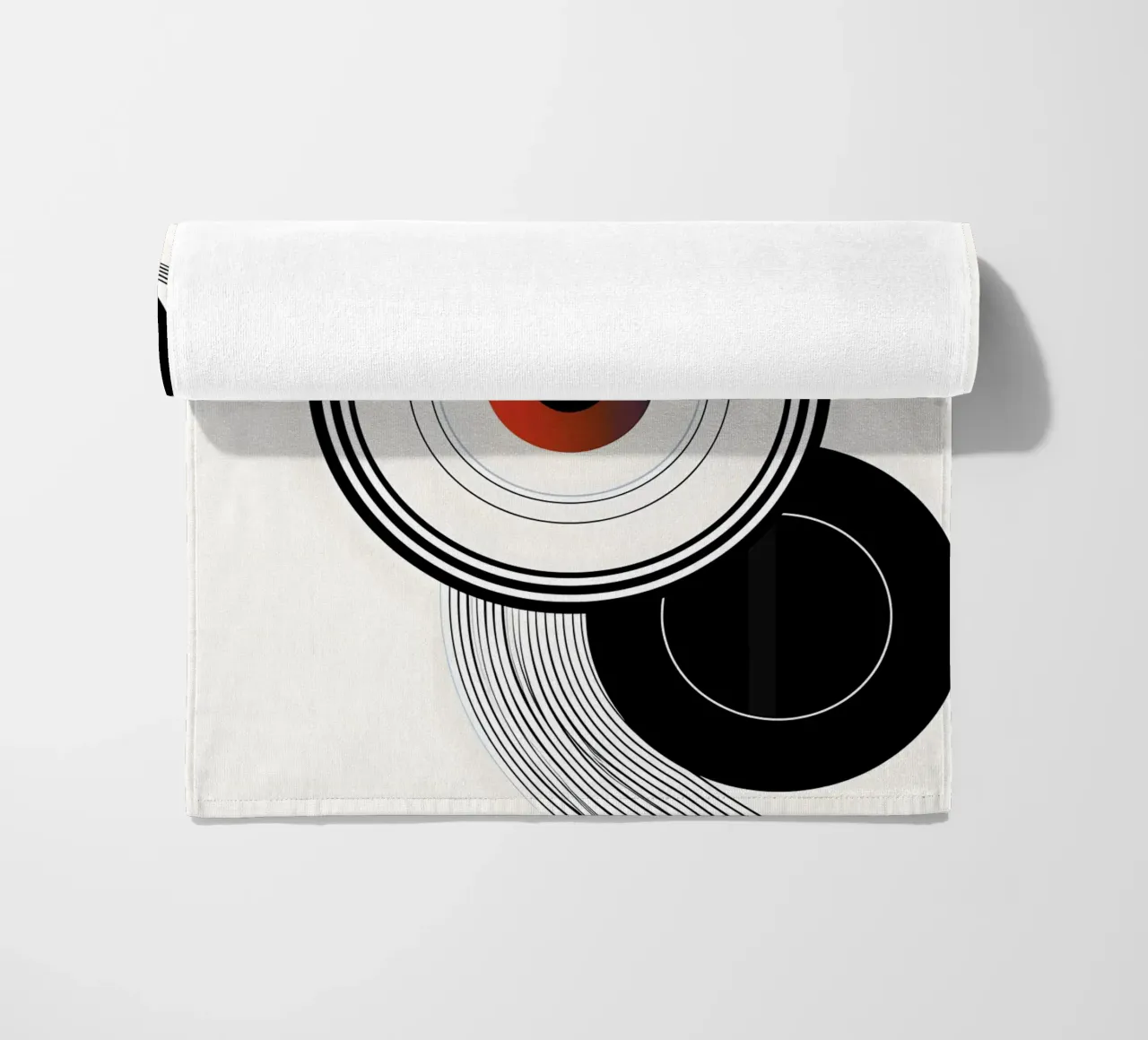 Bold geometric shapes in black telo mare da LisaArtes