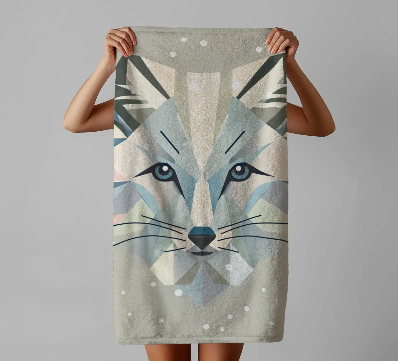 Zauberhaftes Polarfuchs-Motiv in geometrischer Eleganz Handtuch von namosh