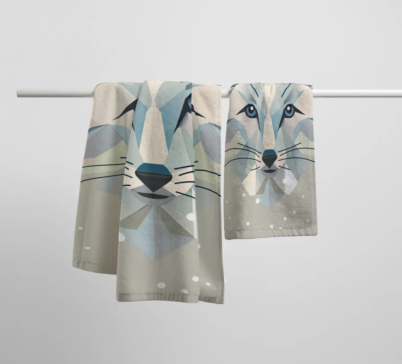 Zauberhaftes Polarfuchs-Motiv in geometrischer Eleganz Handtuch von namosh