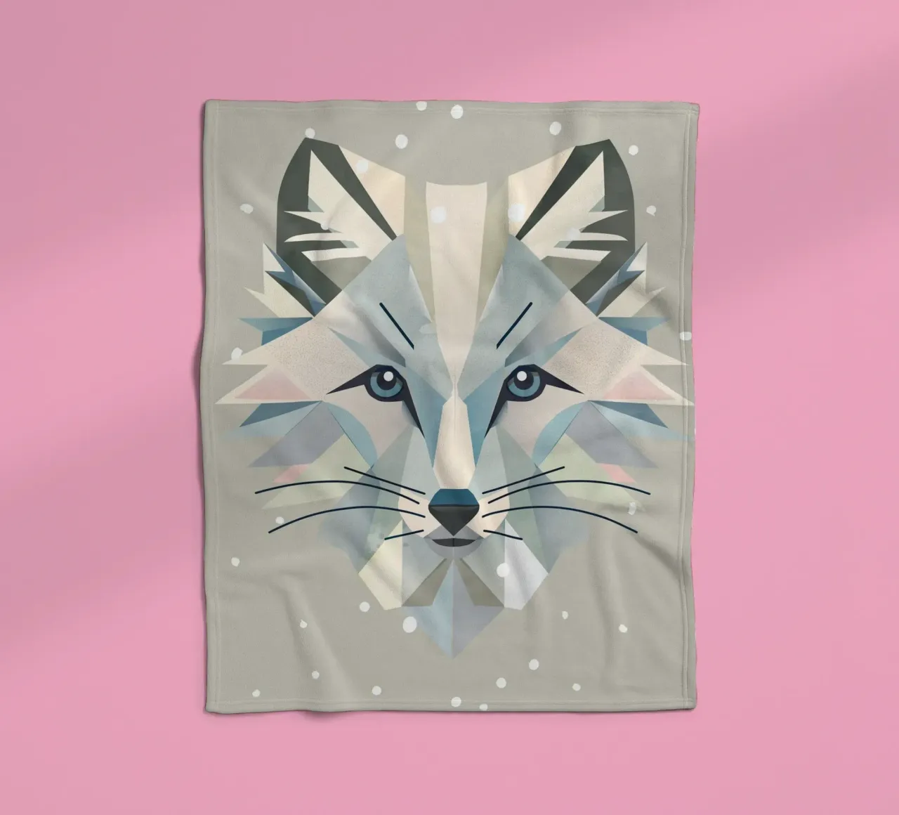 Zauberhaftes Polarfuchs-Motiv in geometrischer Eleganz Fleecedecke von namosh