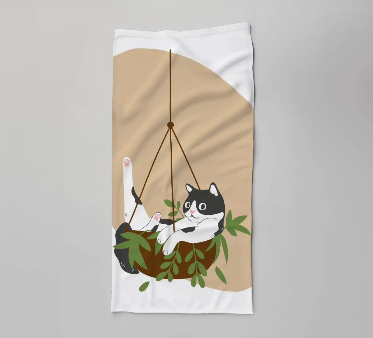 black and white cat playfully lounges in a hanging asciugamano da bagno da LisaArtes