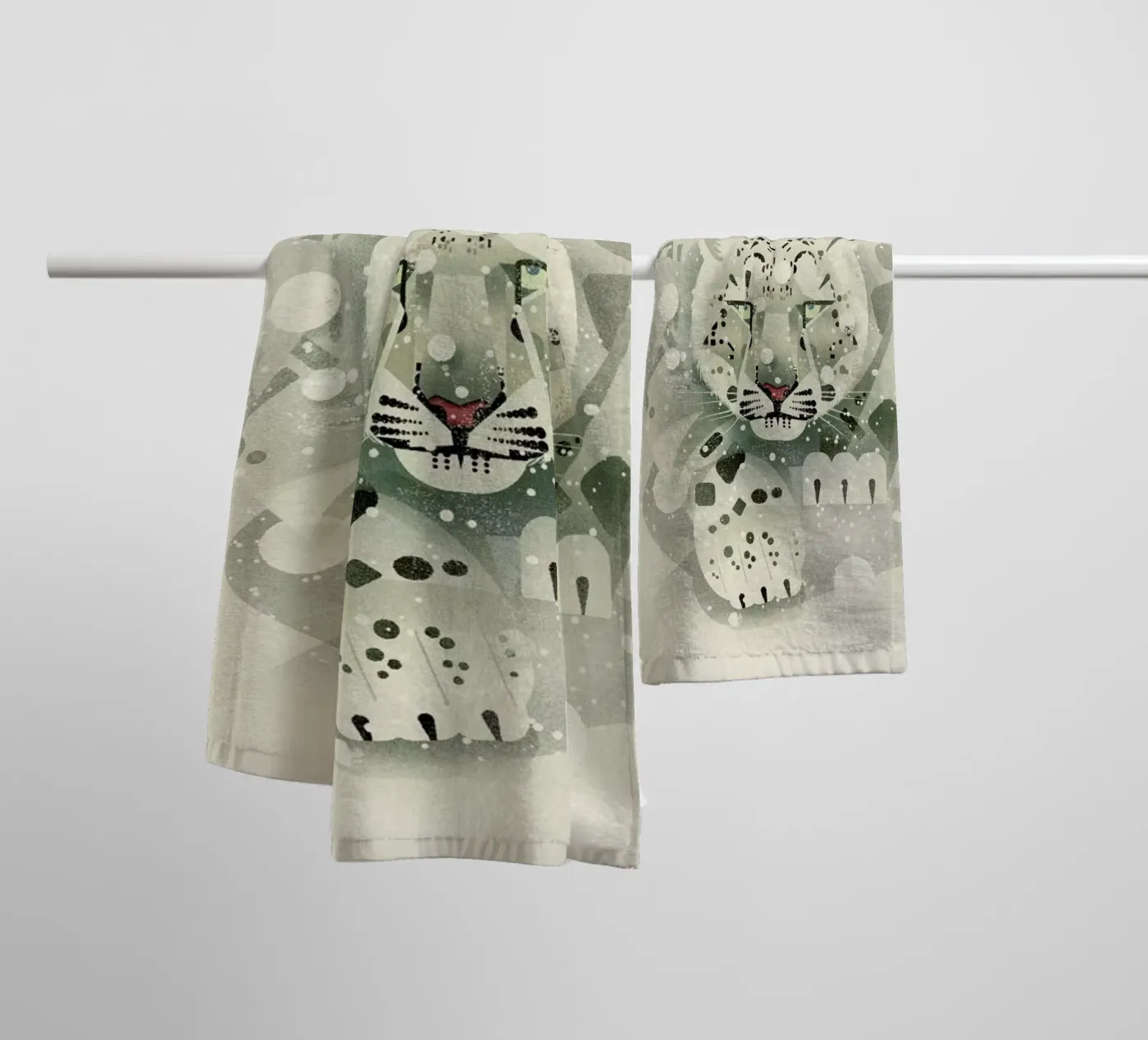 Schneeleopard towel by Dieter Braun