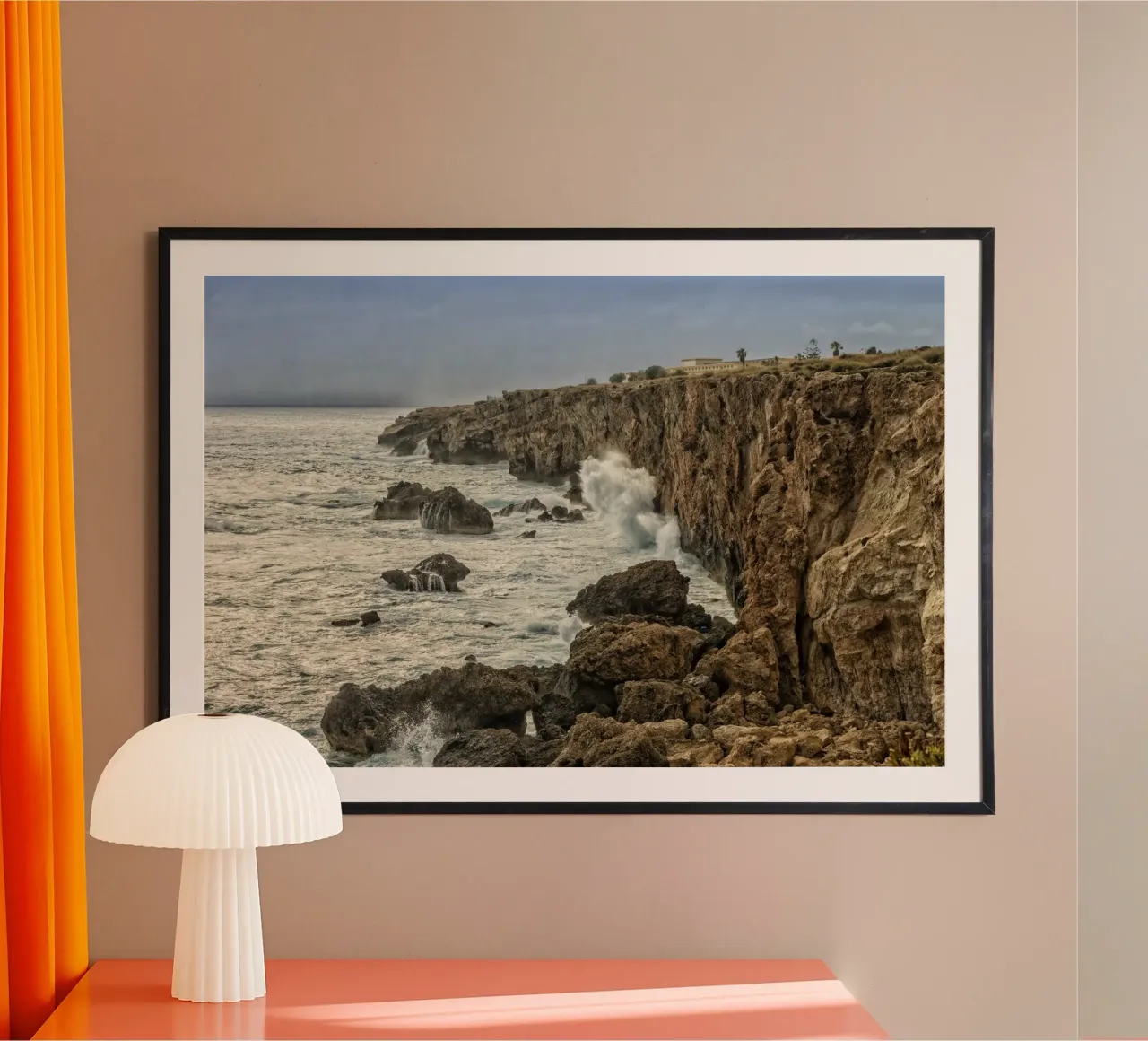 Costa di Malta poster con telaio in alluminio da Curious Collections by Marielle Leenders