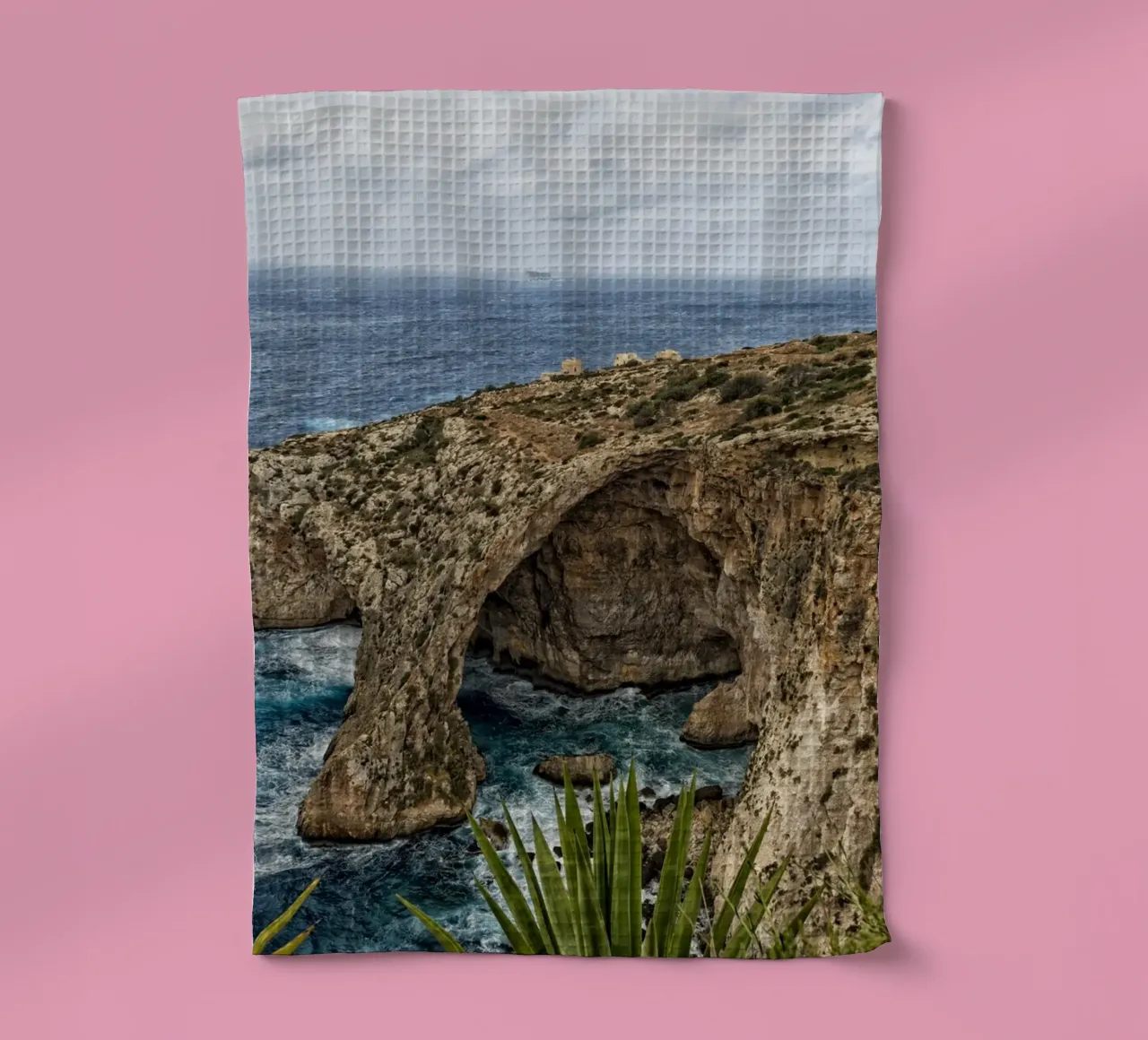 Blaue Grotte Malta Geschirrtuch von Curious Collections by Marielle Leenders