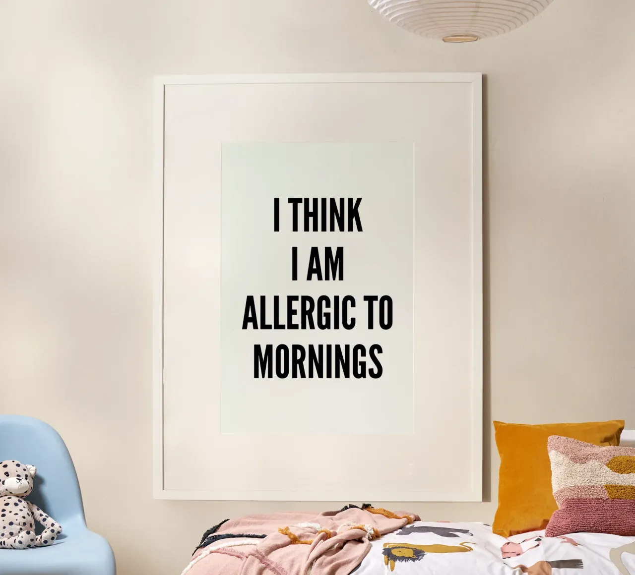Allergic poster con telaio in legno da Mottos by Sinan Saydik