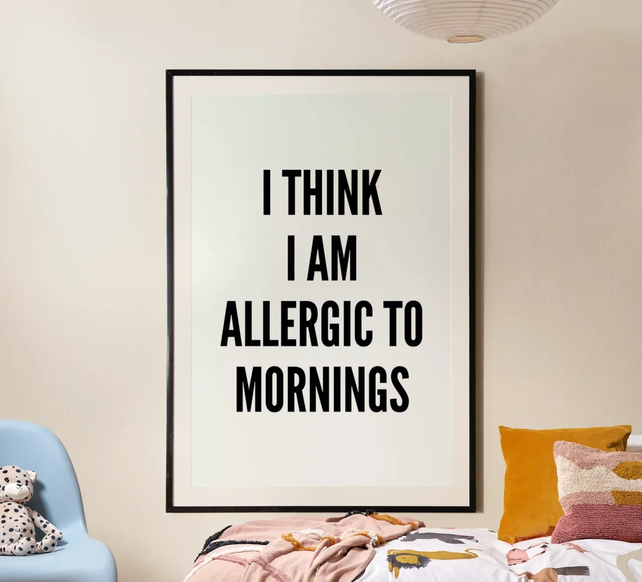 Allergic poster con telaio in legno da Mottos by Sinan Saydik
