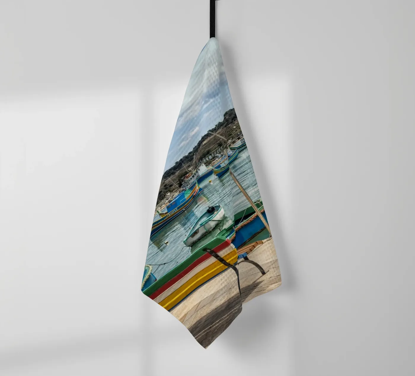 Fischerboote Geschirrtuch von Curious Collections by Marielle Leenders