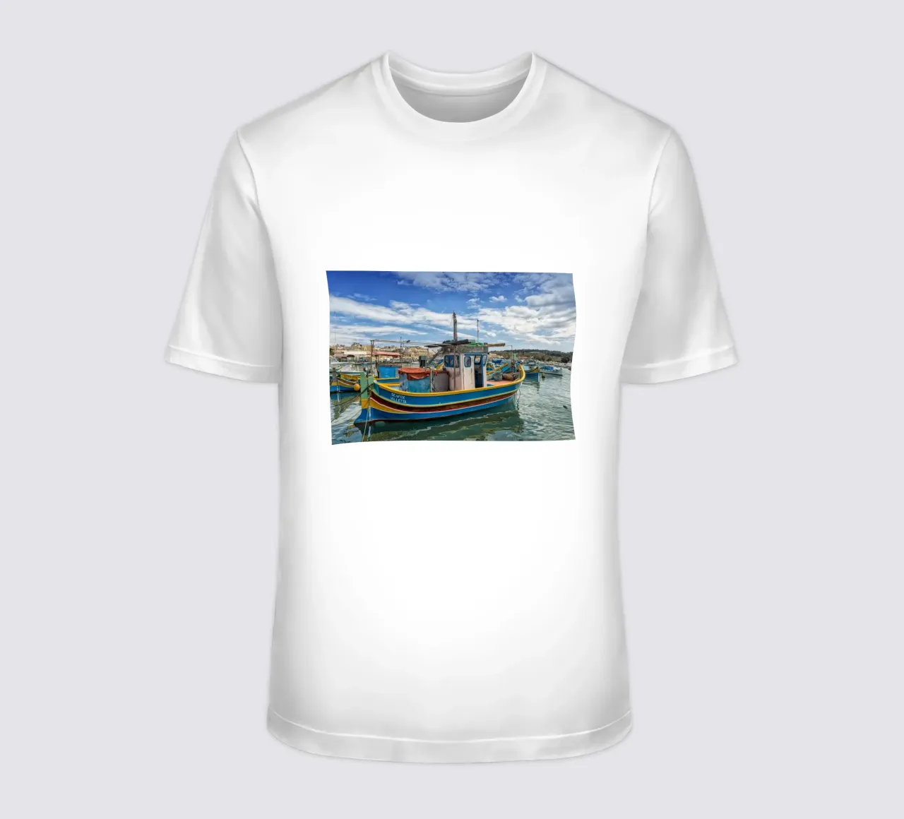 Barca da pesca colorata t-shirt da Curious Collections by Marielle Leenders