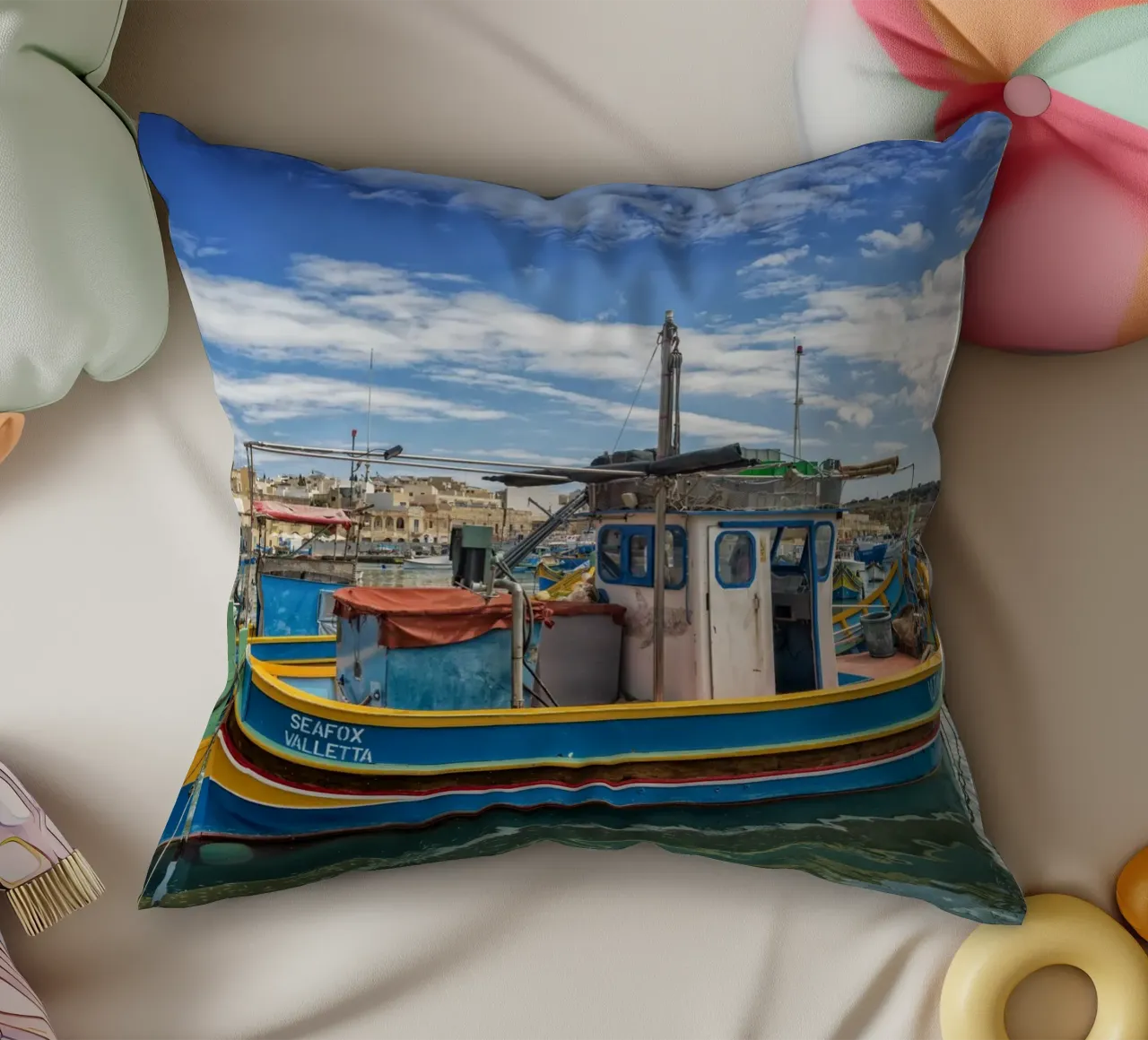 Barca da pesca colorata cuscino da Curious Collections by Marielle Leenders