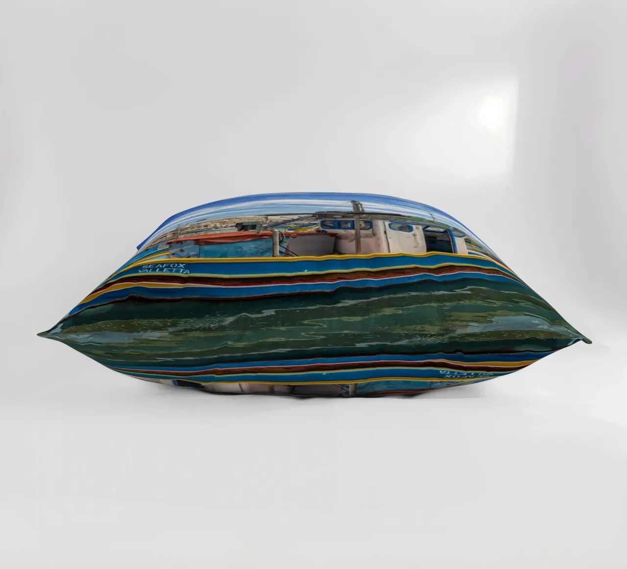 Barca da pesca colorata cuscino da Curious Collections by Marielle Leenders