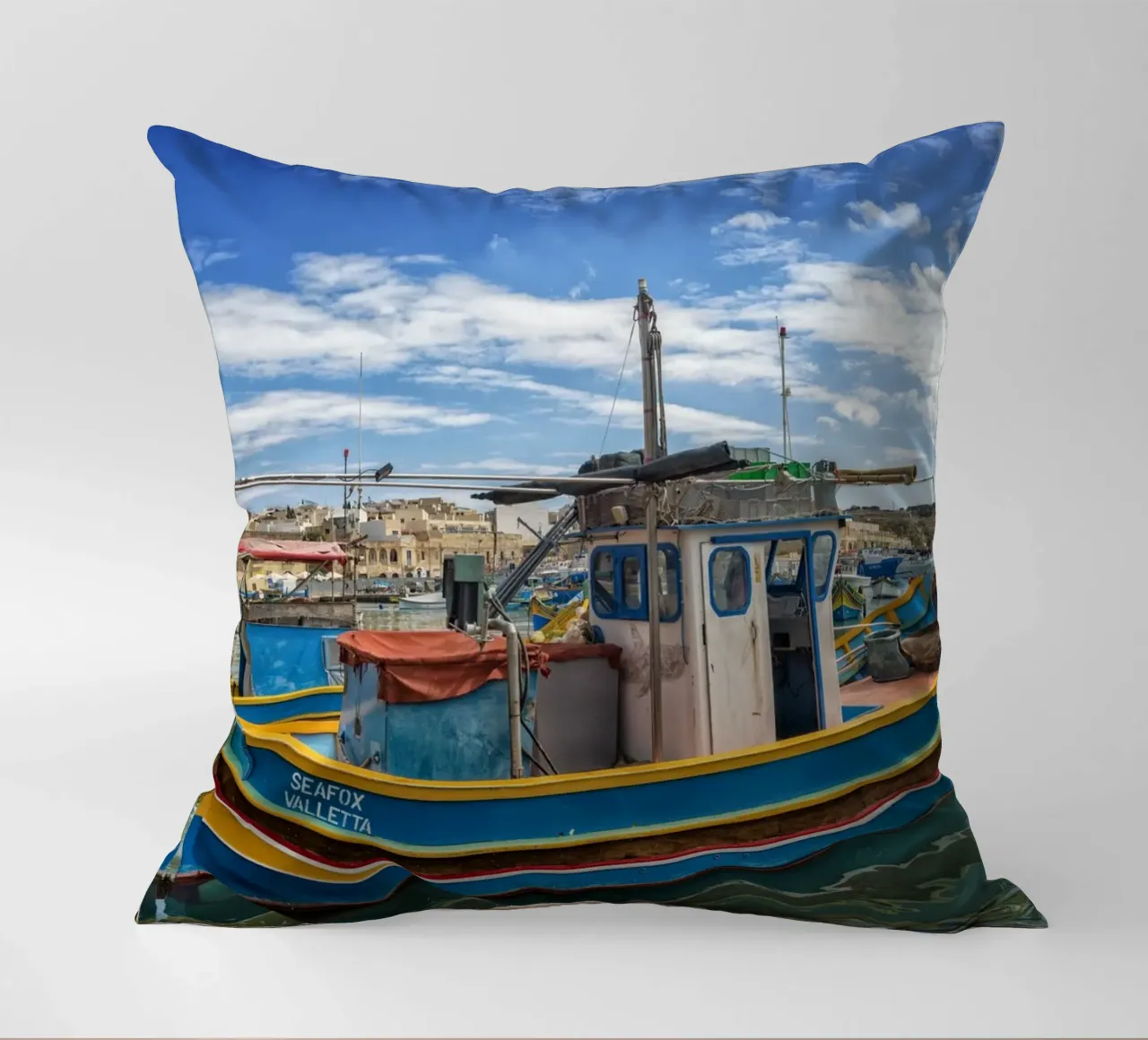 Barca da pesca colorata cuscino da Curious Collections by Marielle Leenders