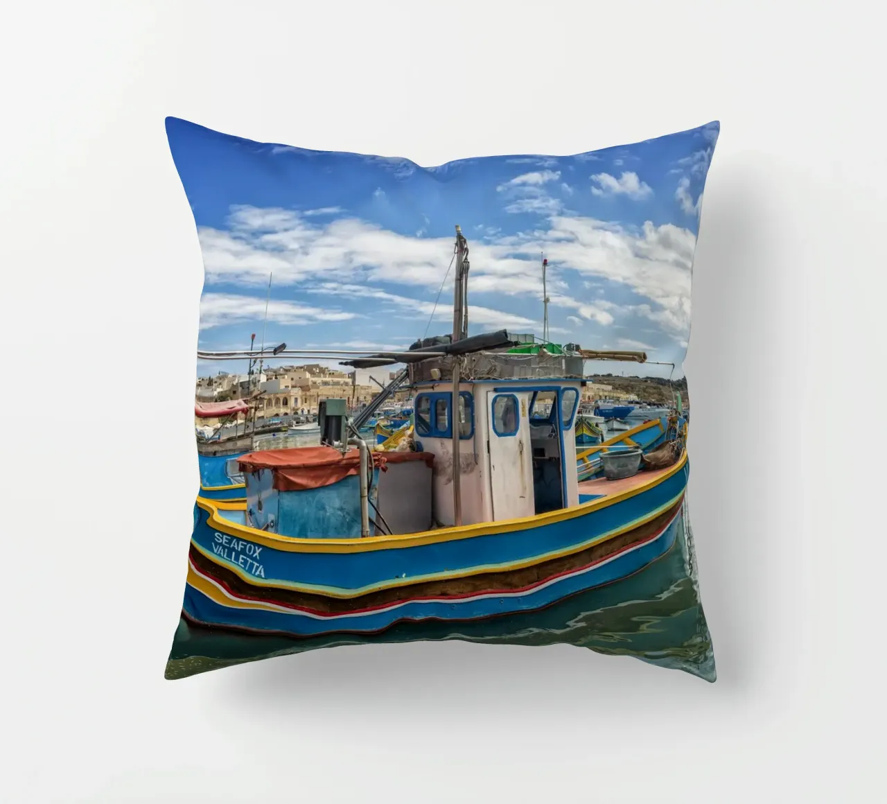 Barca da pesca colorata cuscino da Curious Collections by Marielle Leenders