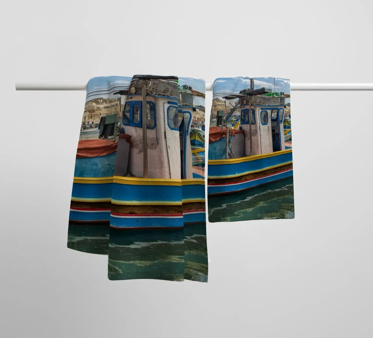 Barca da pesca colorata asciugamano da bagno da Curious Collections by Marielle Leenders