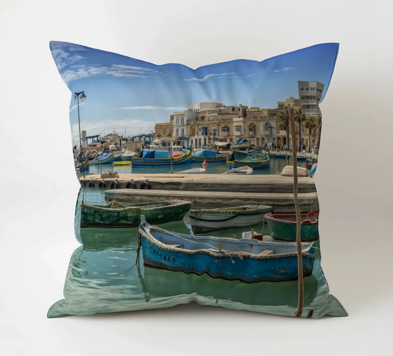 Barche da pesca colorate cuscino da Curious Collections by Marielle Leenders