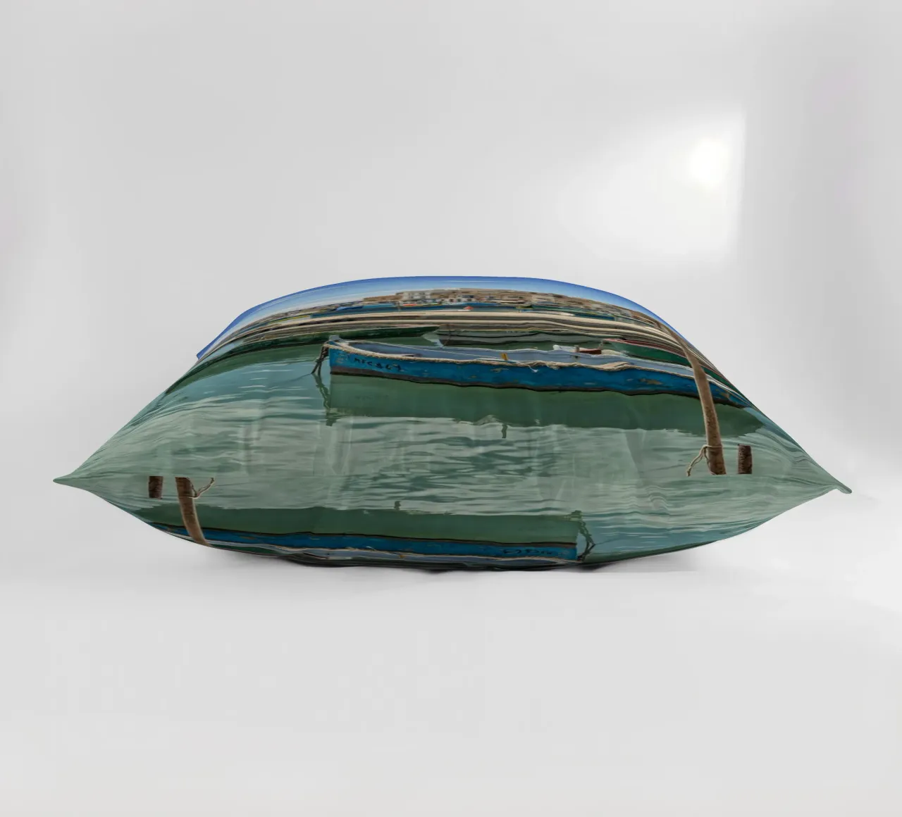Barche da pesca colorate cuscino da Curious Collections by Marielle Leenders