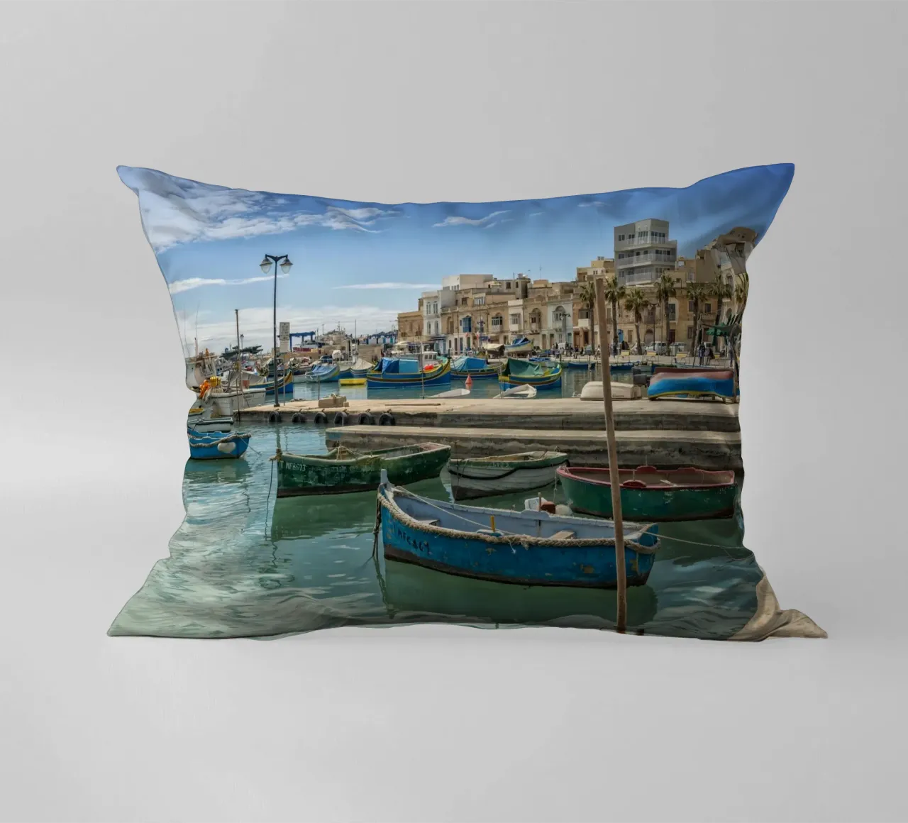 Barche da pesca colorate cuscino da Curious Collections by Marielle Leenders