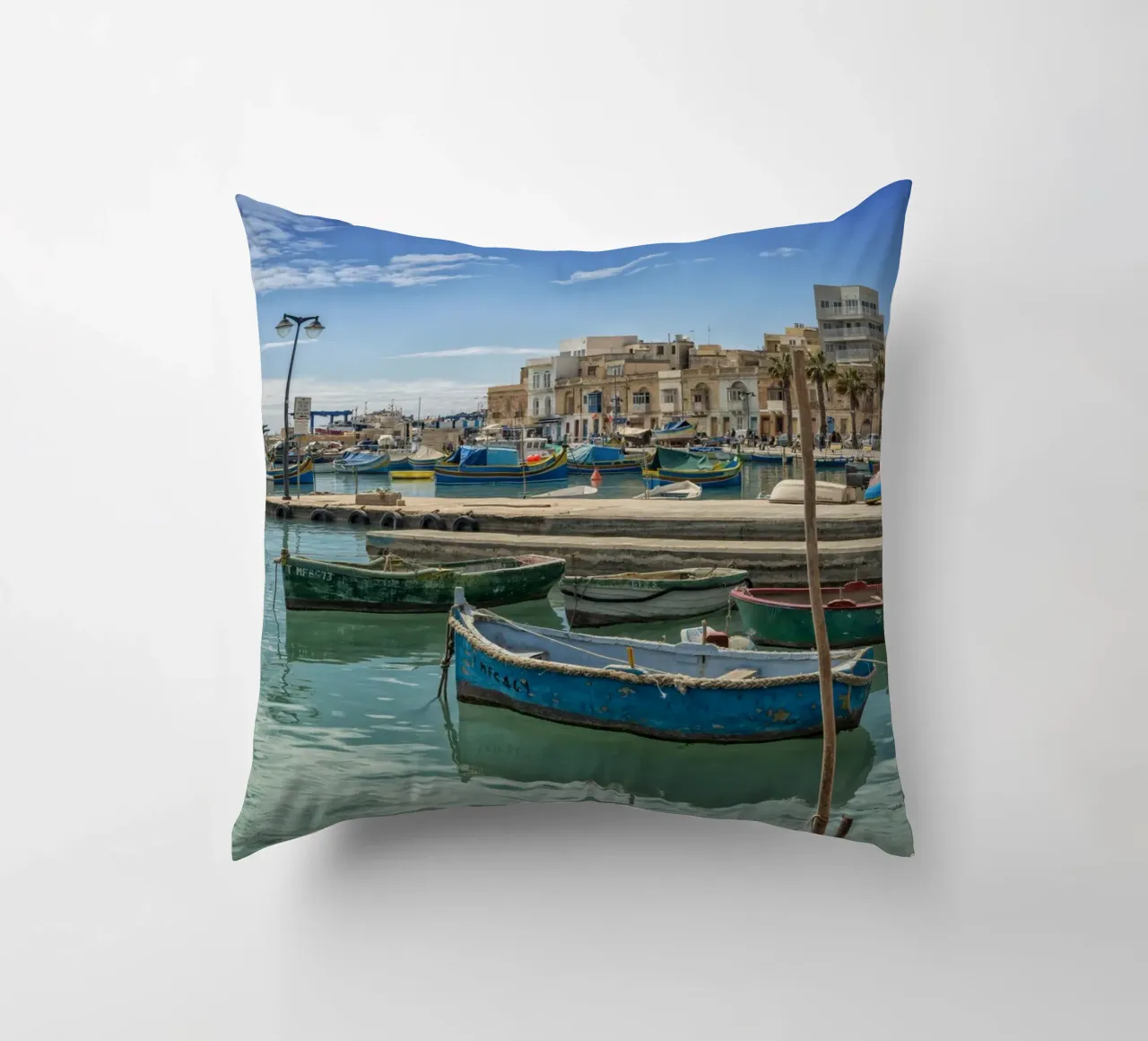 Barche da pesca colorate cuscino da Curious Collections by Marielle Leenders