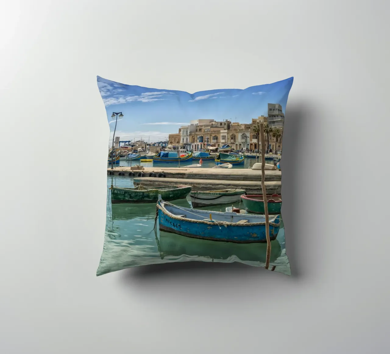 Barche da pesca colorate cuscino da Curious Collections by Marielle Leenders