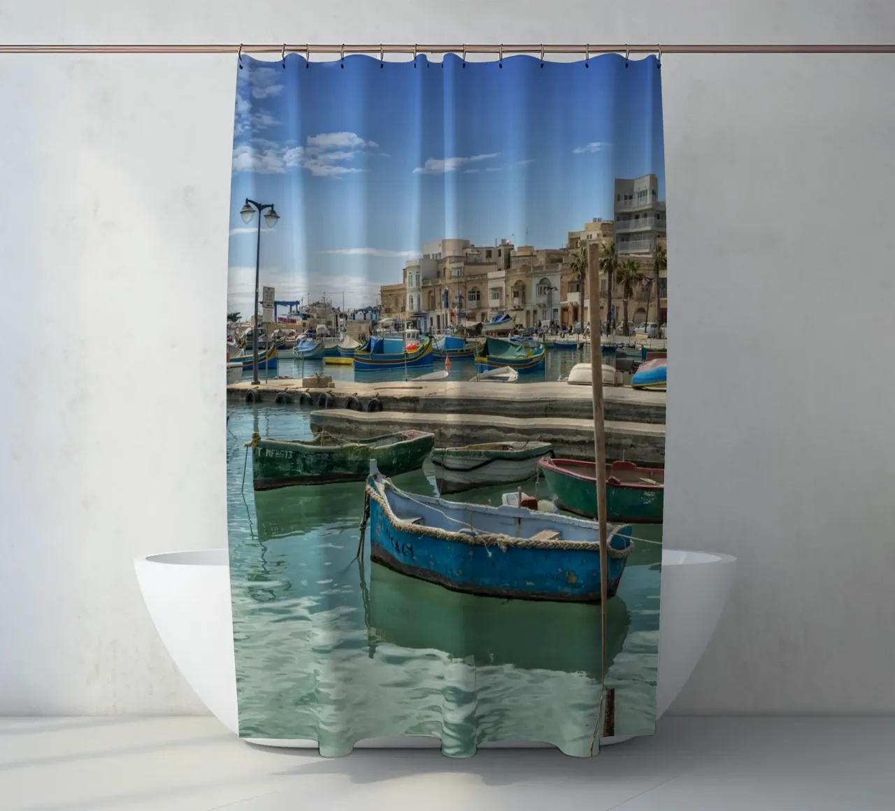 Bunte Fischerboote Duschvorhang von Curious Collections by Marielle Leenders