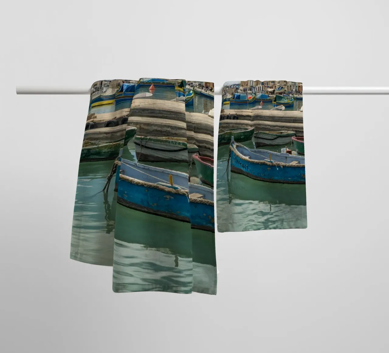 Barche da pesca colorate asciugamano da bagno da Curious Collections by Marielle Leenders