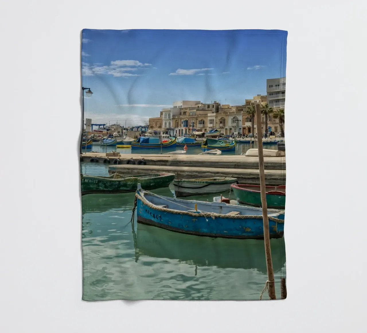 Barche da pesca colorate coperta in pile da Curious Collections by Marielle Leenders