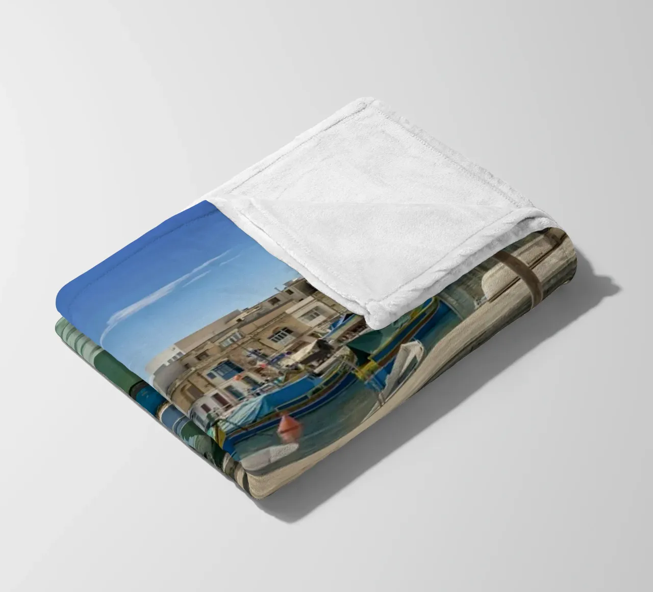 Barche da pesca colorate coperta in pile da Curious Collections by Marielle Leenders