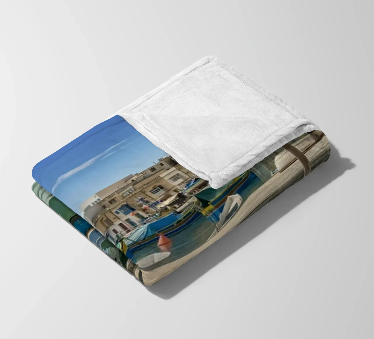 Barche da pesca colorate coperta in pile da Curious Collections by Marielle Leenders
