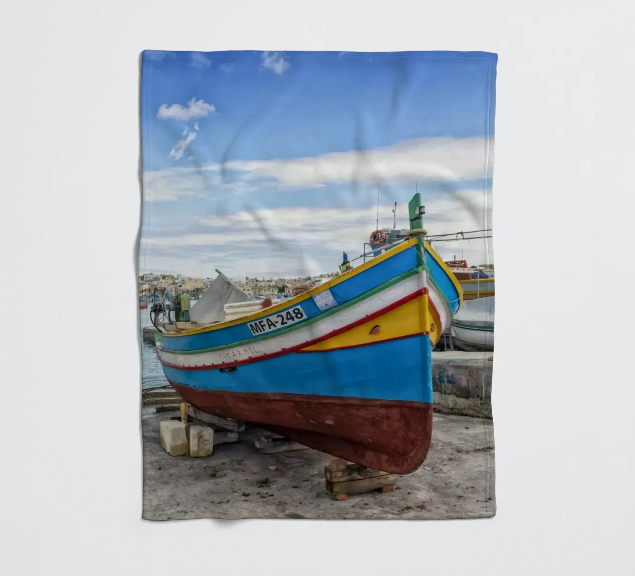 Barca da pesca colorata coperta in pile da Curious Collections by Marielle Leenders