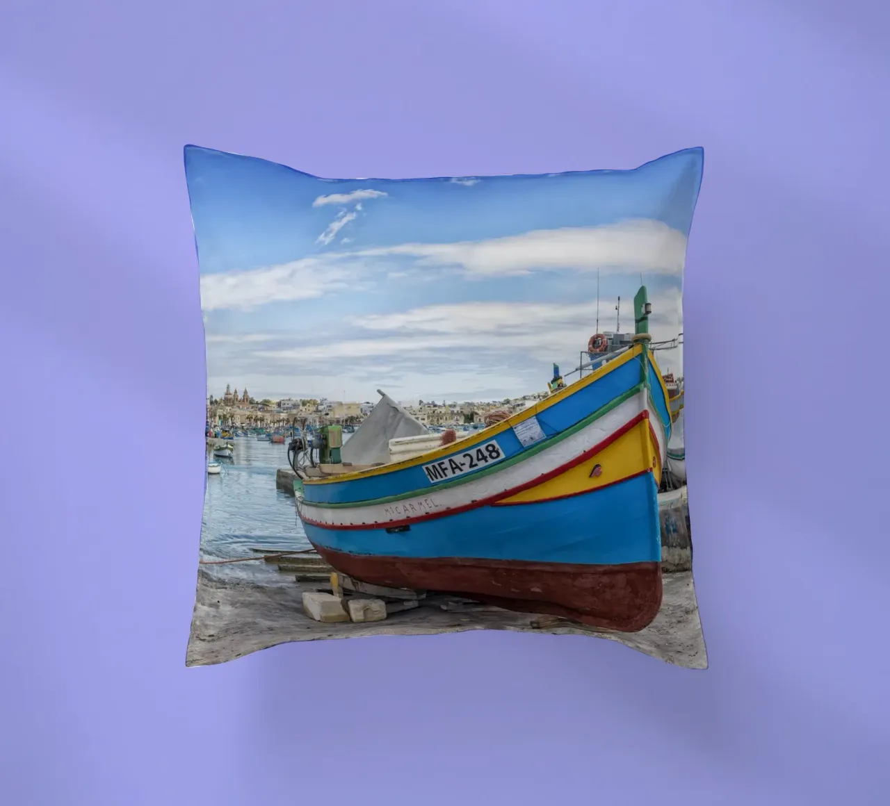 Barca da pesca colorata cuscino da Curious Collections by Marielle Leenders