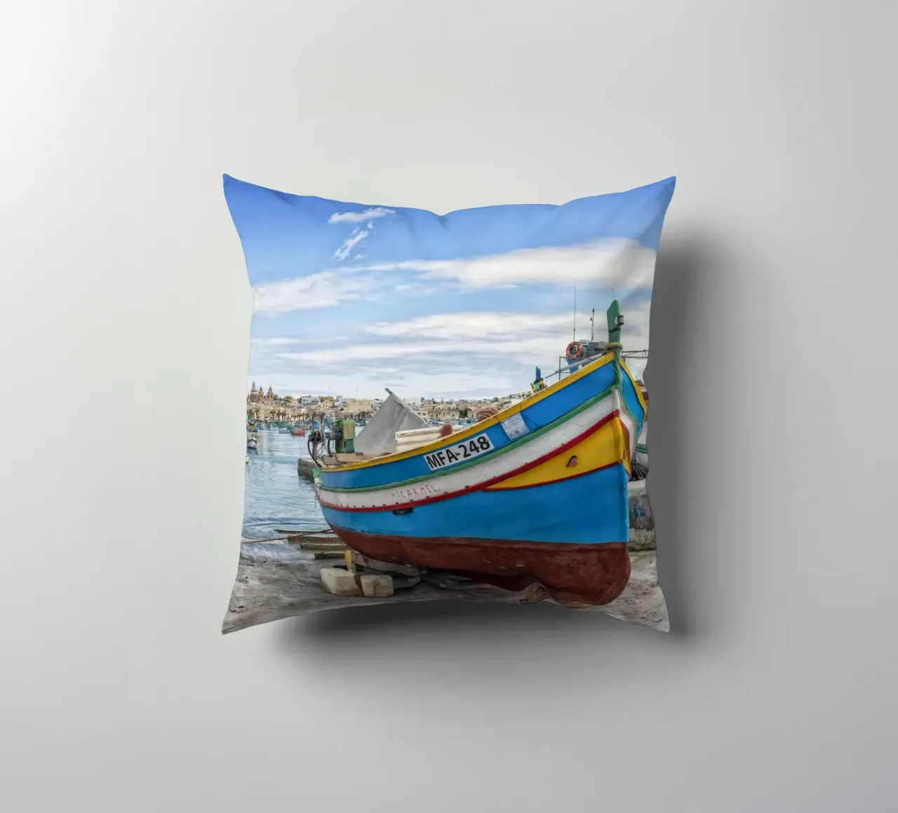 Barca da pesca colorata cuscino da Curious Collections by Marielle Leenders