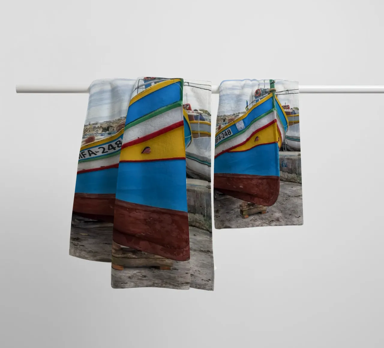 Barca da pesca colorata asciugamano da bagno da Curious Collections by Marielle Leenders