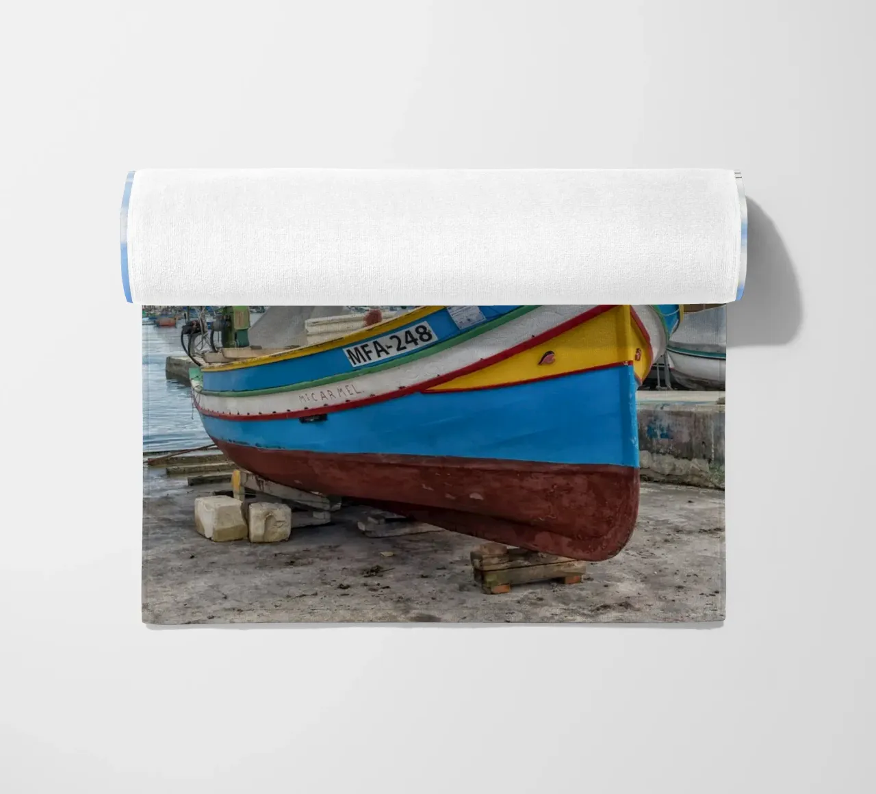 Barca da pesca colorata telo mare da Curious Collections by Marielle Leenders