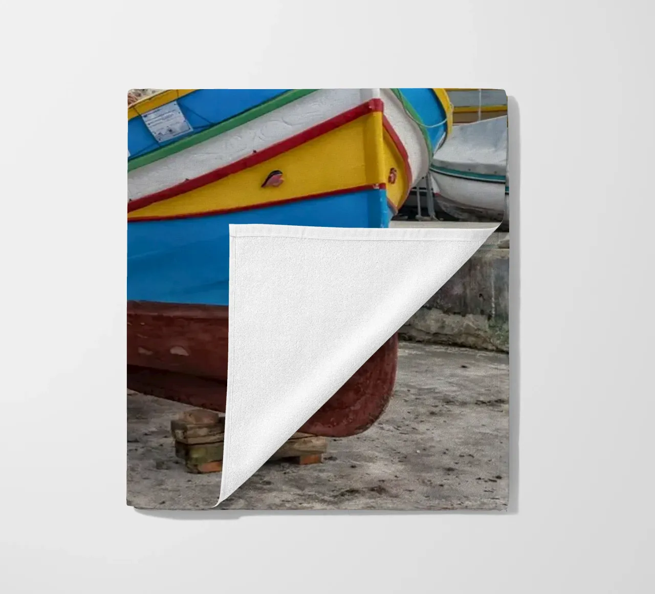 Barca da pesca colorata telo mare da Curious Collections by Marielle Leenders