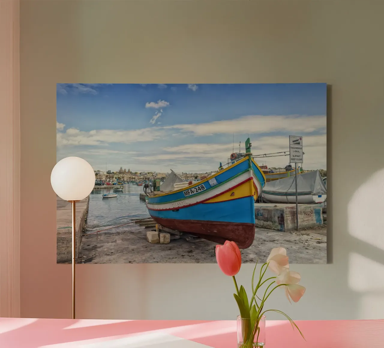 Barca da pesca colorata tela da Curious Collections by Marielle Leenders