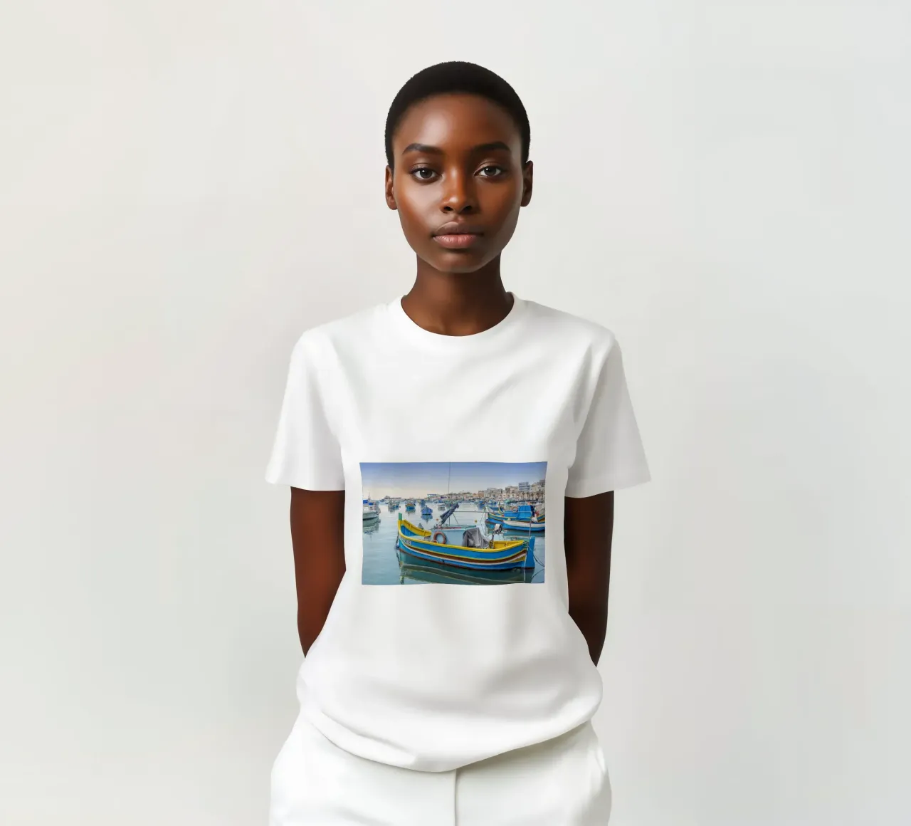 Barca da pesca colorata t-shirt da Curious Collections by Marielle Leenders