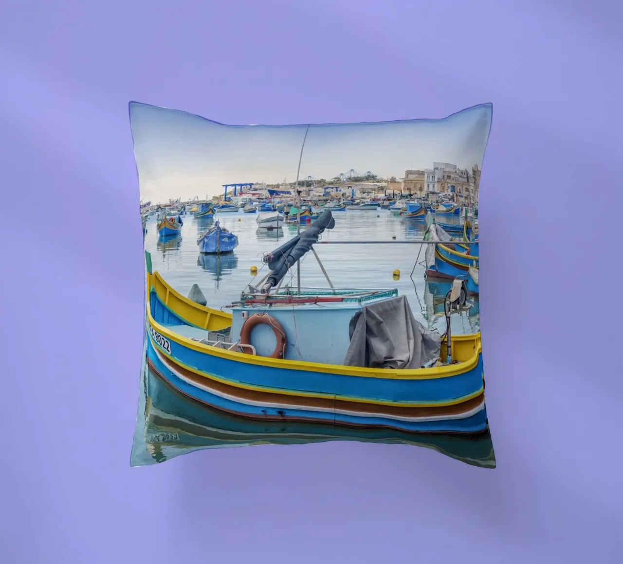 Barca da pesca colorata cuscino da Curious Collections by Marielle Leenders