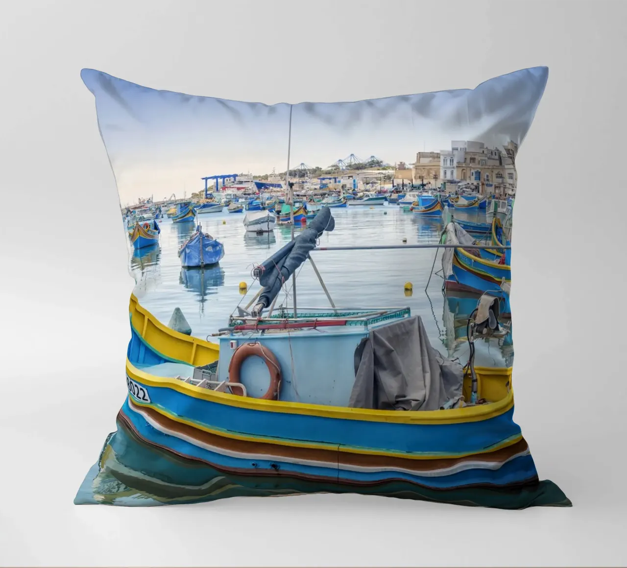 Barca da pesca colorata cuscino da Curious Collections by Marielle Leenders