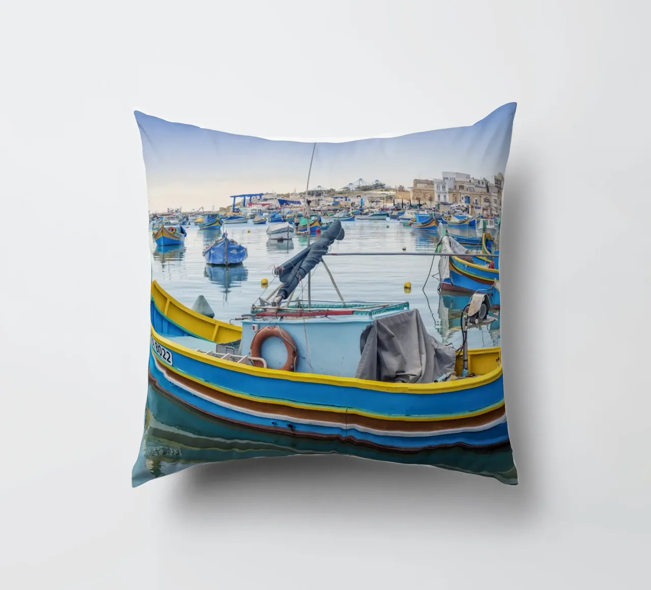 Barca da pesca colorata cuscino da Curious Collections by Marielle Leenders