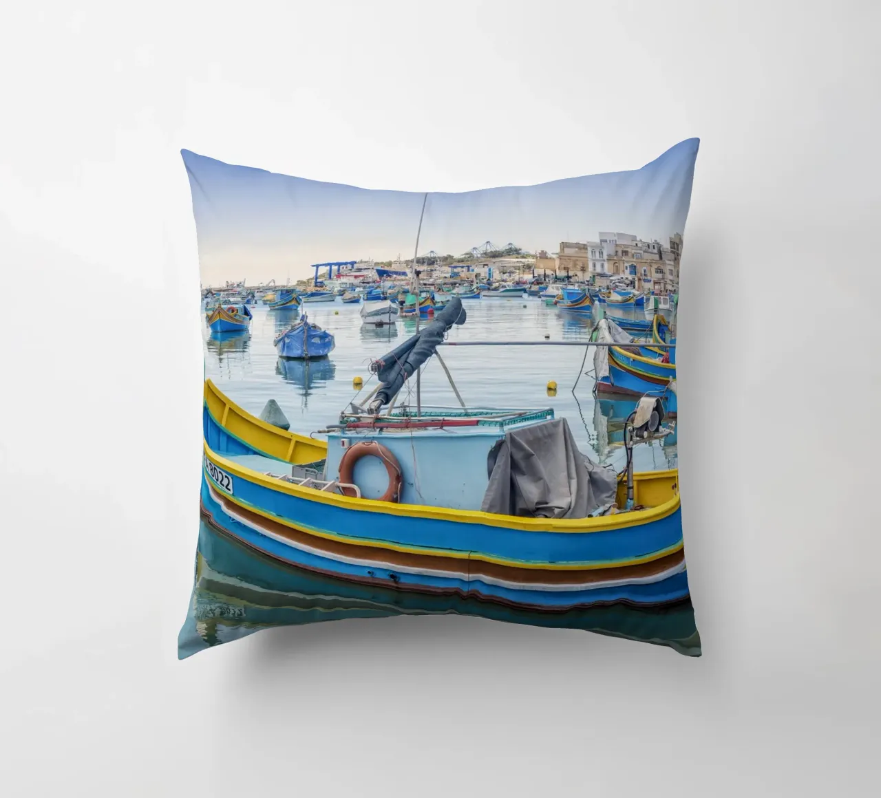 Barca da pesca colorata cuscino da Curious Collections by Marielle Leenders